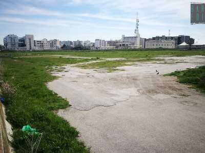 Tutt�intorno non c�� praticamente nulla: sulla destra si trova la desertica parte del porto dell�ansa di Marisabella, sulla sinistra invece si apre un grande prato incolto su cui si stagliano all�orizzonte moderni edifici e ciminiere in disuso